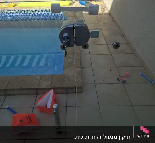 מנעול ייעודי המותקן על שער זכוכית בטיחותי של בריכה